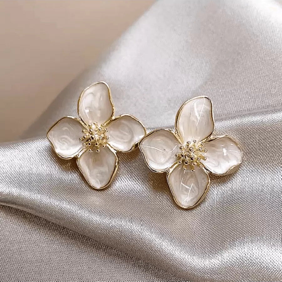 Fashionable Hibiscus White Flower Stud Earrings – French Retro Hong Kong Style Glazed Floral Jewelry